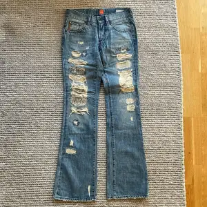 Snygga hugo boss jeans midjemått tvärsöver: 38 cm ytterbenslängd: 100 cm fotvidd: 21 cm