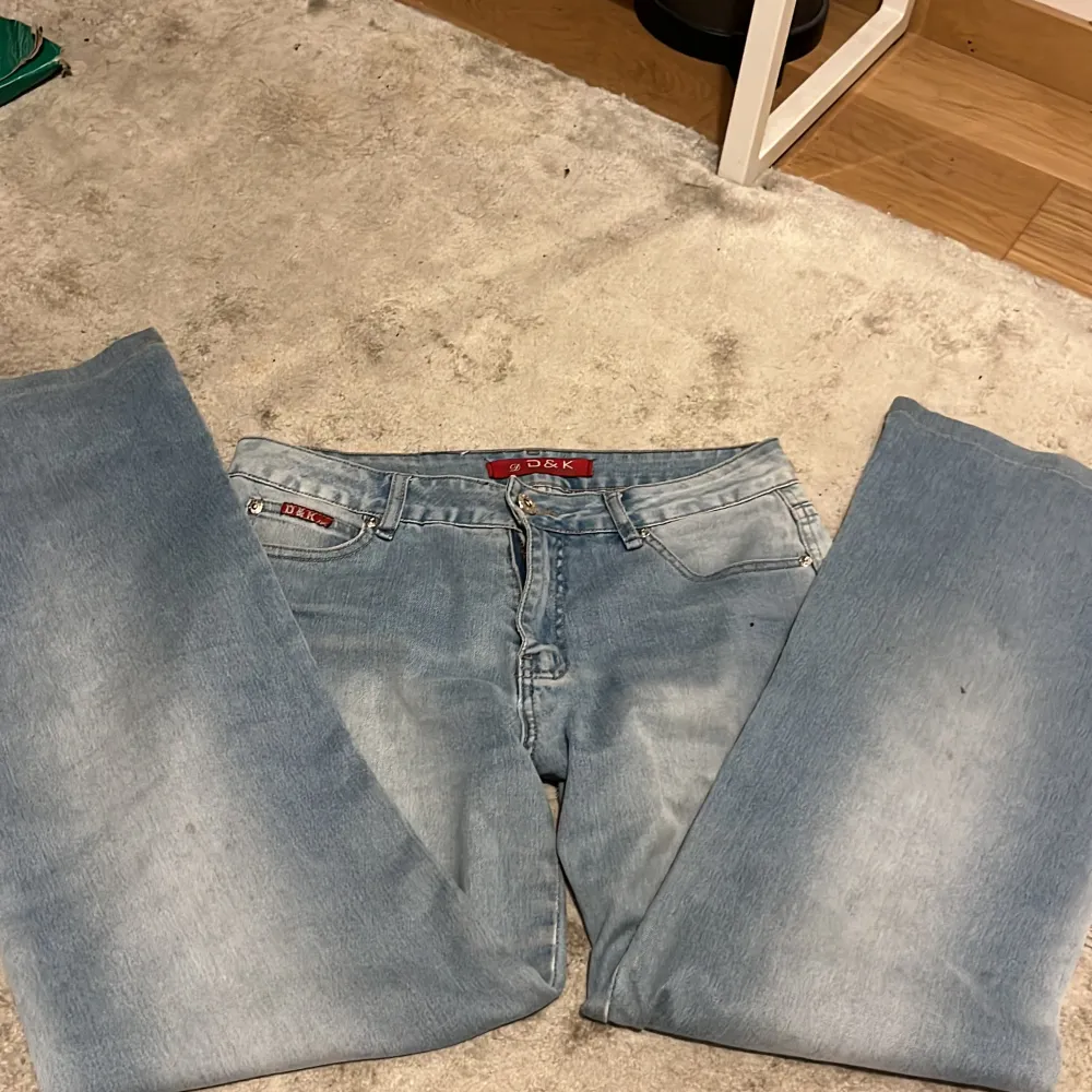 sitter lowwaist på mig köpta på vinted men jag har inte använt💞 fråga om ni undrar något, pris kan diskuteras 💞. Jeans & Byxor.