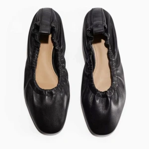 H&M läderballerinas - Endast använda 1 gång 650:- nypris 