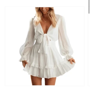 Studentklänning - Säljer den här sjukt fina studentklänningen från dressy som endast är testad☀️🍾🥂 Kostade 400 med frakt🥰