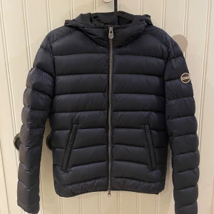 Colmar jacka - Ritkigt snygg Colmar jacka i nyrskick, inga defekter, storlek 42, skulle säga att de passar ca 164. Hör av dig vid minsta fundering (15)