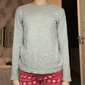 Grå långärmad tröja - Säljer en enkel och bekväm grå långärmad tröja från cubus. Tröjan är tillverkad i ett skönt material och har en normal passform. Perfekt för en avslappnad stil. Den kostade 200 kr i butik. Använd runt 3 gånger. Säljer den för bra pris! Den är jätte skön och väldigt fin för vardagliga outfits! 😍😍