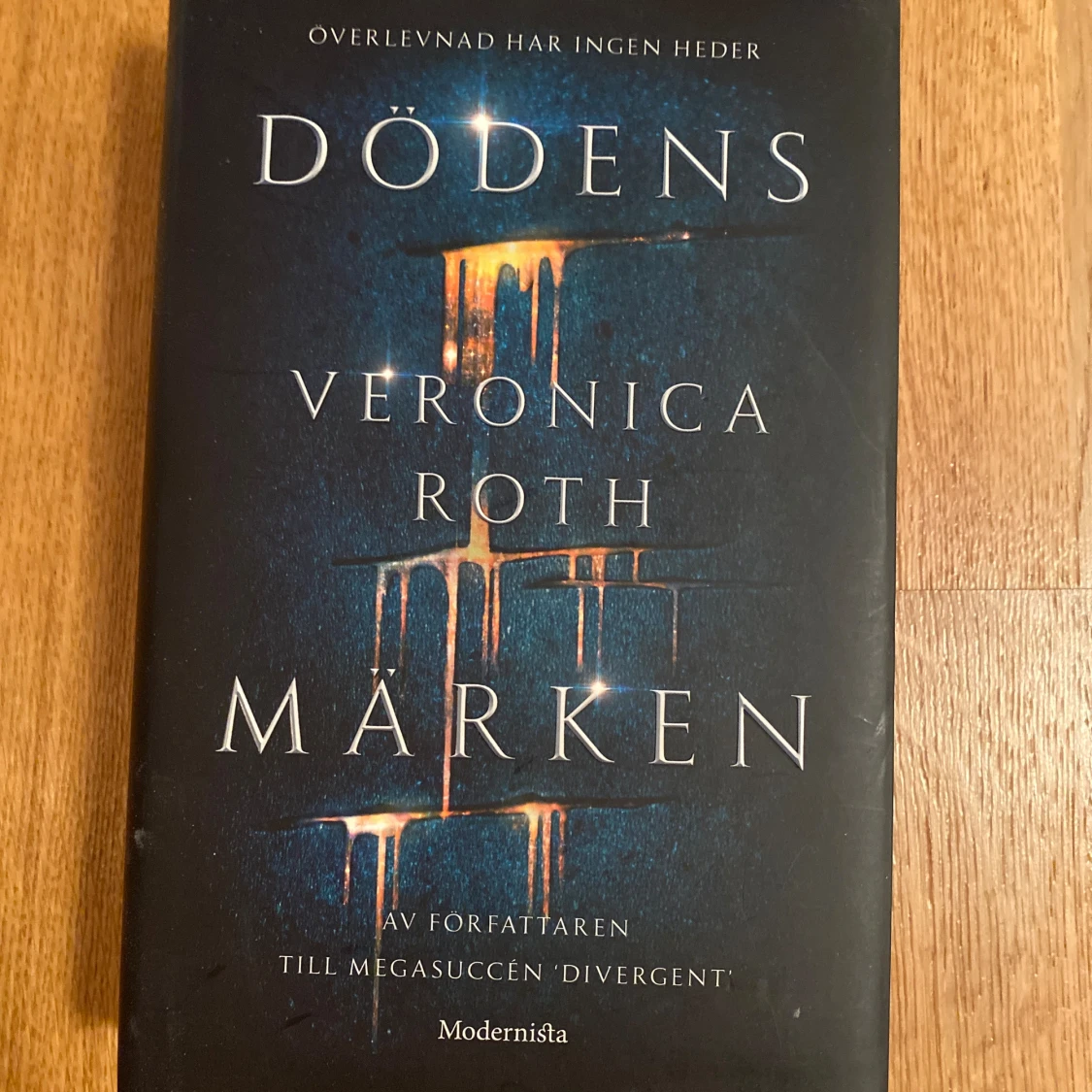 Röd Drottning, Ett Hov av Taggar och Rosor, Dödens Märken - 2