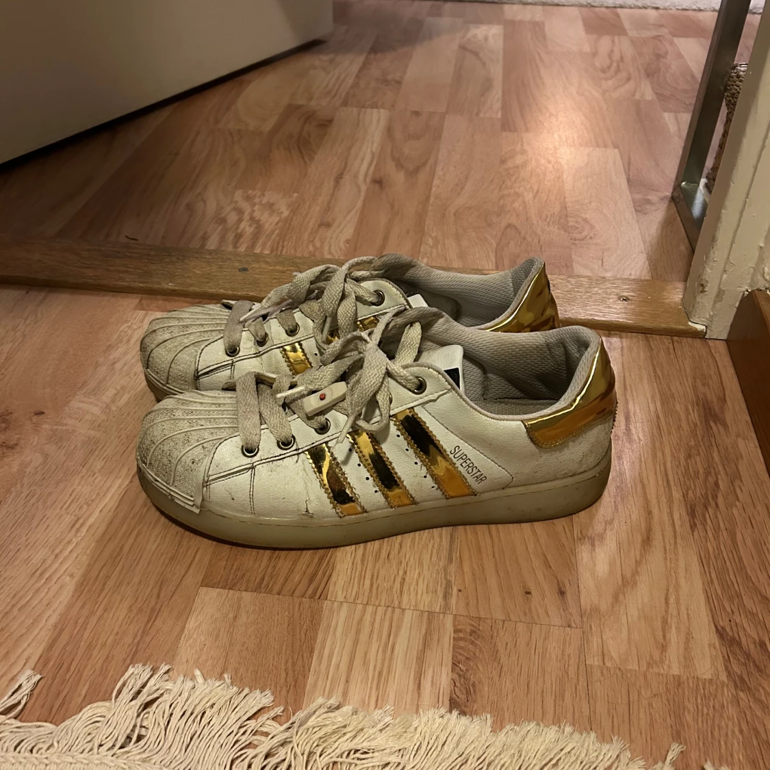 Adidas Superstar i vitt och guld