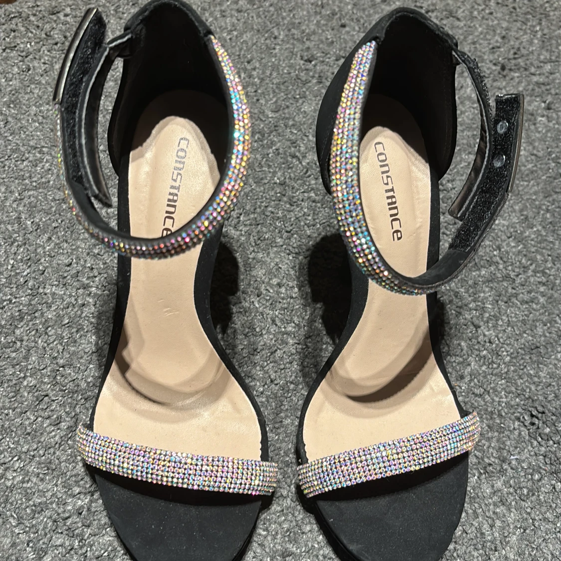 Svarta sandaler med glittriga detaljer från Constance