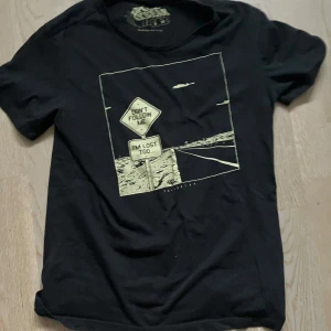 Svart t-shirt från Pull & Bear - Säljer en svart t-shirt från Pull & Bear, i strl S