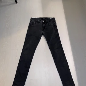 Svarta replay anbass - Tjena! Säljer nu mina feta svarta replays som har tyvärr blivit för små för mig, de är i storlek 29/32. Finns inget tecken på användning förutom ett litet hål vid grenen se sista bild. Priset är inte hugget i sten och om ni har eventuella frågor är det bara o höra av sig!