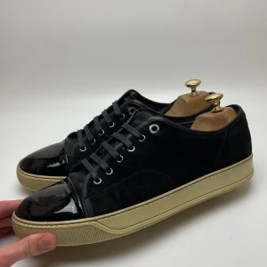 Lanvin skor  - Hej! Säljer nu dessa sjukt snygga Lanvin skor. Skorna är i okej skick! Vi rekommenderar att gå ner en storlek. Har ett begränsat antal boxar och dustbag! Hör gärna av dig vid frågor 