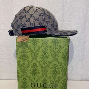 Gucci keps - !ÄKTA!                                                            Säljer min keps för att jag behöver ha pengar, använd sparsamt såsom till fina tillfällen osv. Den är äkta och jag kommer inte gå under 900 i pris!