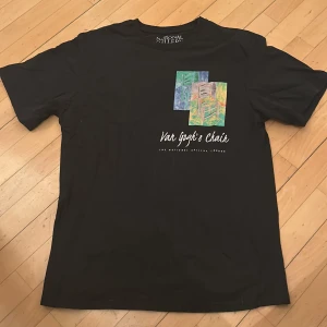 Svart T-shirt  - Snygg T-shirt från pull&bear. Säljer den då den har blivit för liten för mig. va inte rädd för att ställa frågor 🌟🌟🌟