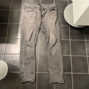 Gråa jeans från lee - Ett bra snygga gråa jeans från lee som jag inte använder längre och därför säljer. Med en liten defekt vid ena fickan.