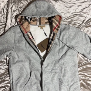 Burberry kofta - Snygg grå huvtröja från Burberry. Pris kan diskuteras 