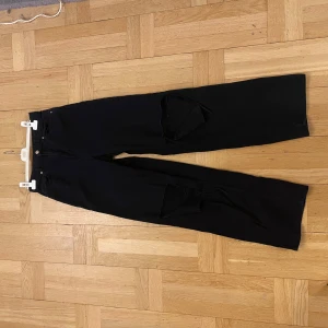 Baggy svarta jeans  - Svarta baggy jeans från HM. Använda men i bra skick.