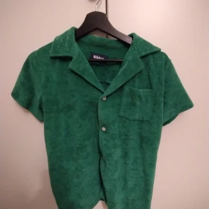 Grön Frottè Skjorta I Storlek 164 - Jättefin grön frottè skjorta endast använd ett fåtal gånger därav i väldigt bra skick.