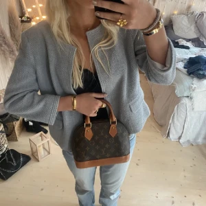 Kofta - Jättefin kofta som jag tidigare köpt här på plick! Kommer tyvärr inte till användning längre. Köpt väldigt dyrt! || Lånad bild