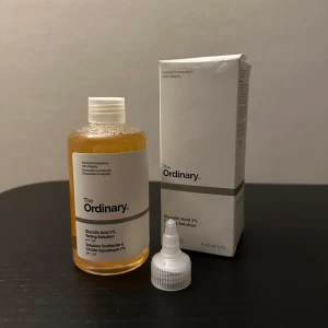 Glycolic Acid 7% Toning Solution från The Ordinary - Glycolic Acid 7% Toning Solution från The Ordinary är en exfolierande toner som hjälper till att förbättra hudens struktur och lyster. Produkten kommer i en 240 ml flaska med en praktisk applikator. Perfekt för att förbereda huden för efterföljande hudvårdsprodukter. Förpackningen är endast öppnad, ej använd. 