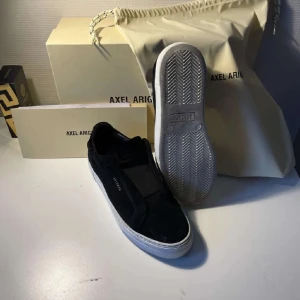 Axel arigato skor -  Svarta Axel arigato laceless 360 jätte bra skick med box och dustbag. Skorna är sparsamt använda och är superfint skick. Hör gärna av er vid funderingar.