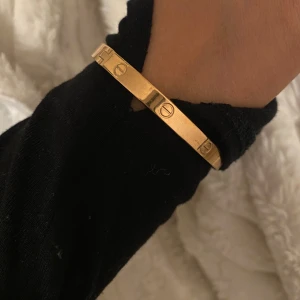 Guldarmband med skruvdetaljer - Rosé guld armband 