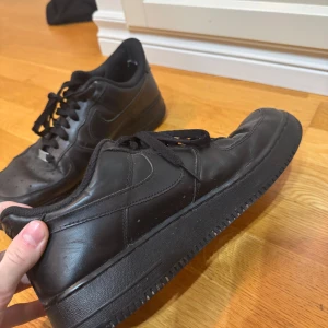 Svarta Nike Air Force sneakers - Säljer ett par klassiska svarta Nike Air Force sneakers. 