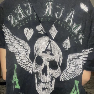 Affliction cardigan - Jätte snygg affliction cardigan i strl L, sitter baggy på mig som har strl S/M. Knappt använd men köpt vintage så absolut lite sliten. Inga märken eller hål! Pris kan diskuteras