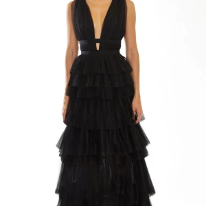 Svart långklänning från Zalando - En svart långklänning med volanger och snörning i bak. Använd 1 gång så är i super fint skick.               Kostar 2500 ny