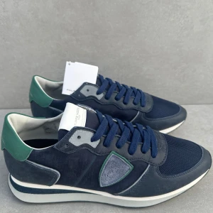 Philippe model trainer ( HELT NYA ) - ett par riktigt snygga trainers || perfekta nu i vinter || strlk 43 || skicket är 10/10 ( HELT NYA ) || box, dustbag och tag medföljer || hör av er vid intresse!