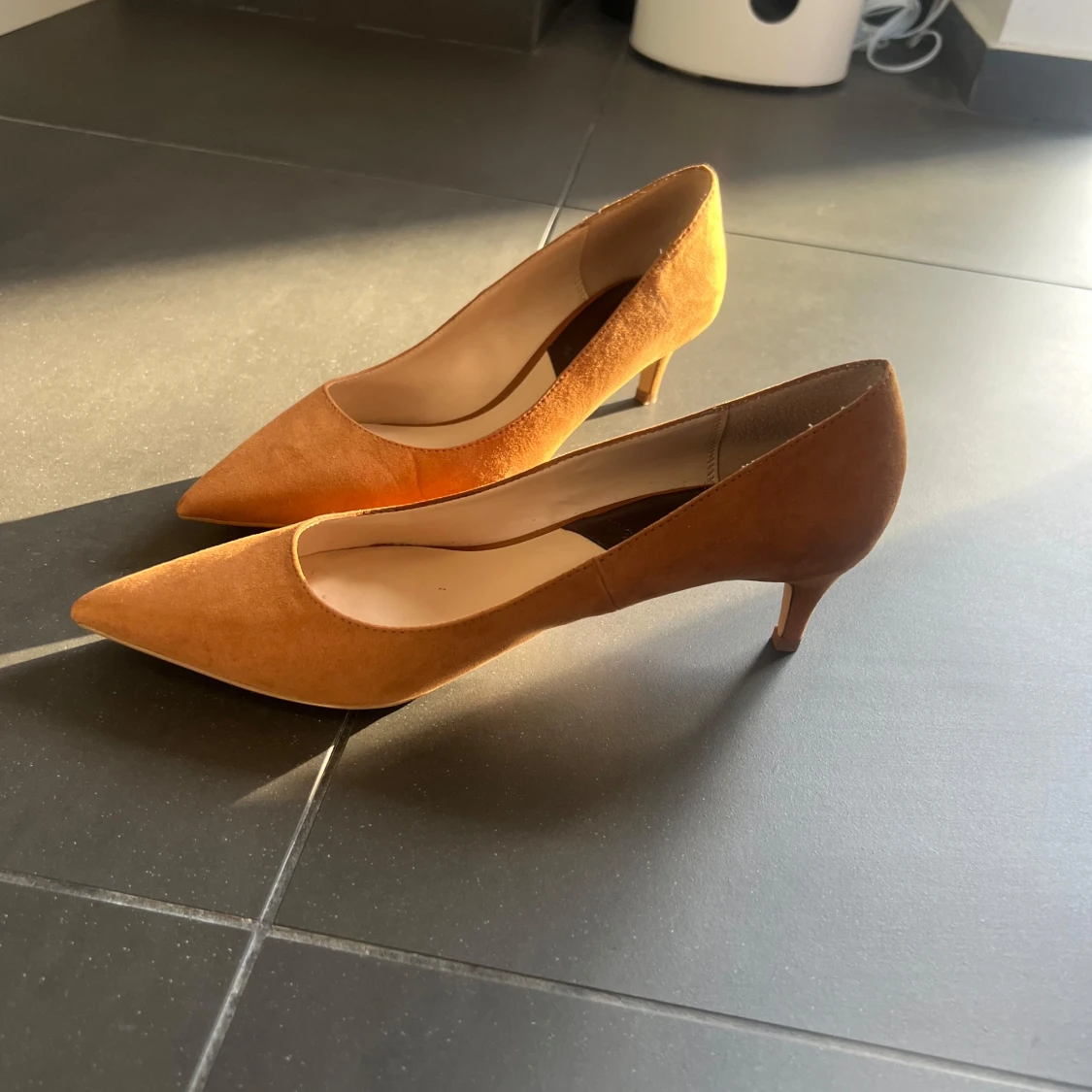 Bruna mockapumps med spetsig tå - 92