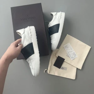 Valentino Open med kvitto - Valentinos i bra skick, det tråkiga är några repor vid tårna, skada under skon men inget som påverkar och sen även en reva som syns på bild 3. Använda men fortfarande mycket liv kvar i de. Fysiskt kvitto finns som även syns på bilden. Skriv för fler bilder eller vid funderingar 🙌😁