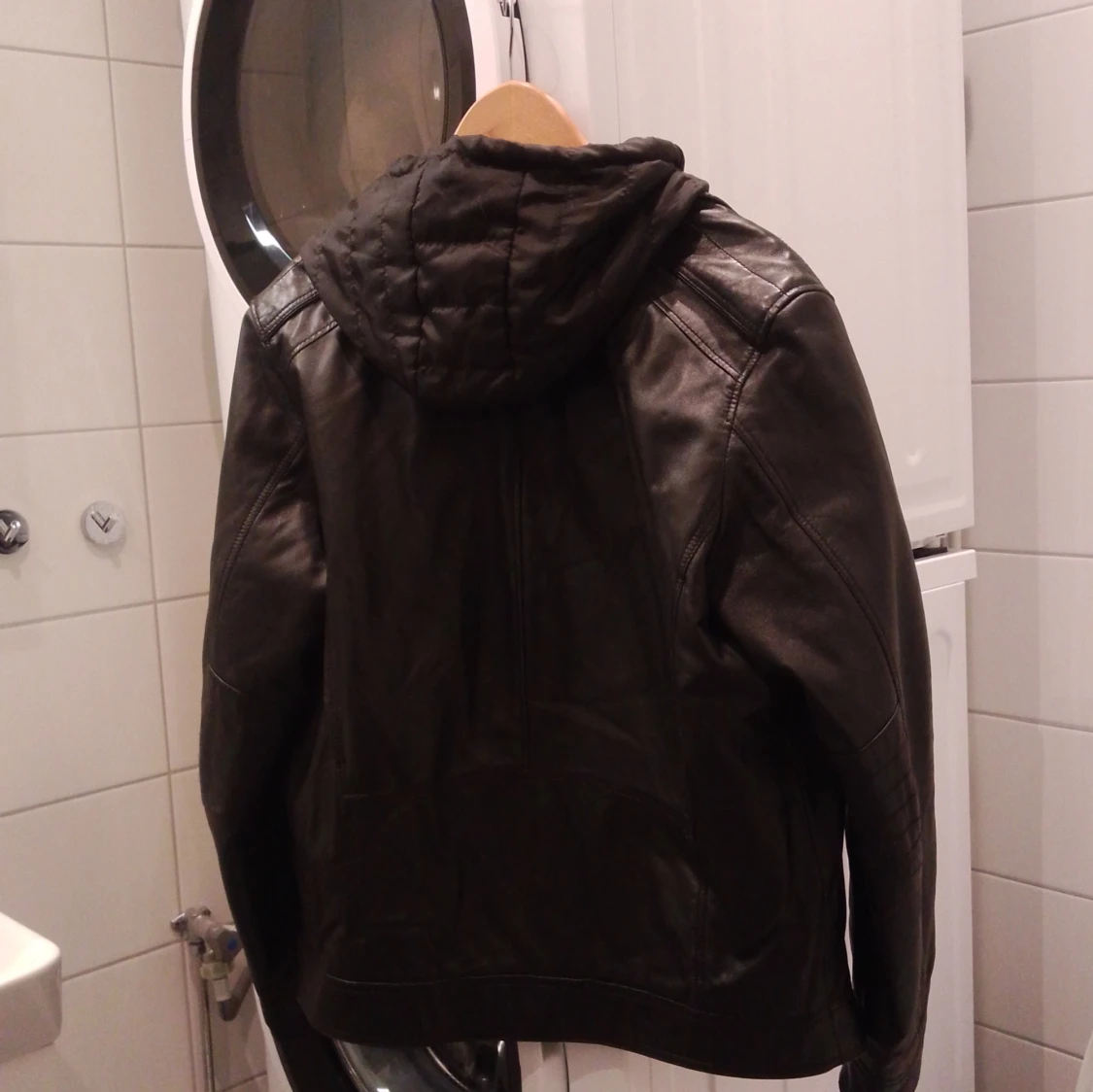 Svart skinnjacka med huva - 91