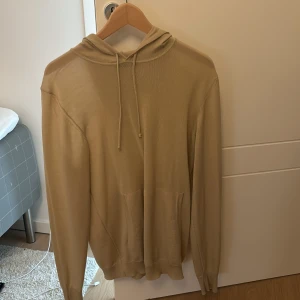 Beige hoodie från J.Lindeberg - Snygg beige hoodie från J.Lindeberg med dragsko i huvan och en praktisk magficka. Storlek L men skulle även säga att den passar storlek M. Priset går självklart att diskutera och är även öppen för byten. Hör av er vid frågor!