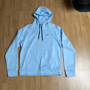 Nike Therma-Fit Hoodie - Säljer nu denna hoodie då jag aldrig använder den. Den är använd ca 1-2 gånger. Pris kan diskuteras.