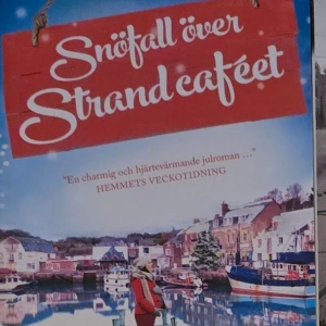 Snöfall över Strandcaféet - En charmig och hjärtevärmande julroman som utspelar sig vid ett pittoreskt strandcafé. Perfekt för den som älskar mysiga vinterberättelser.