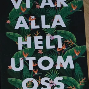 Vi är alla helt utom oss - Boken 'Vi är alla helt utom oss' har en omslagsdesign med stora vita bokstäver mot en bakgrund av gröna blad och färgglada blommor. Denna roman erbjuder en djupgående och tankeväckande läsupplevelse.