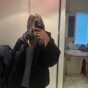 Svart pufferjacka från MSCH Copenhagen - Jackan är annars i mycket bra skick, men har blivit lappad på baksidan. Köptes för 140€ och är i storlek 38/40