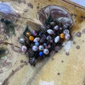 Metall halsband med pärlor - Unikt halsband med en mix av färgglada pärlor och stenar i olika former och storlekar. Halsbandet har inslag av blått, rosa, gult och vitt, vilket ger det en bohemisk känsla. Perfekt för att liva upp vilken outfit som helst. 