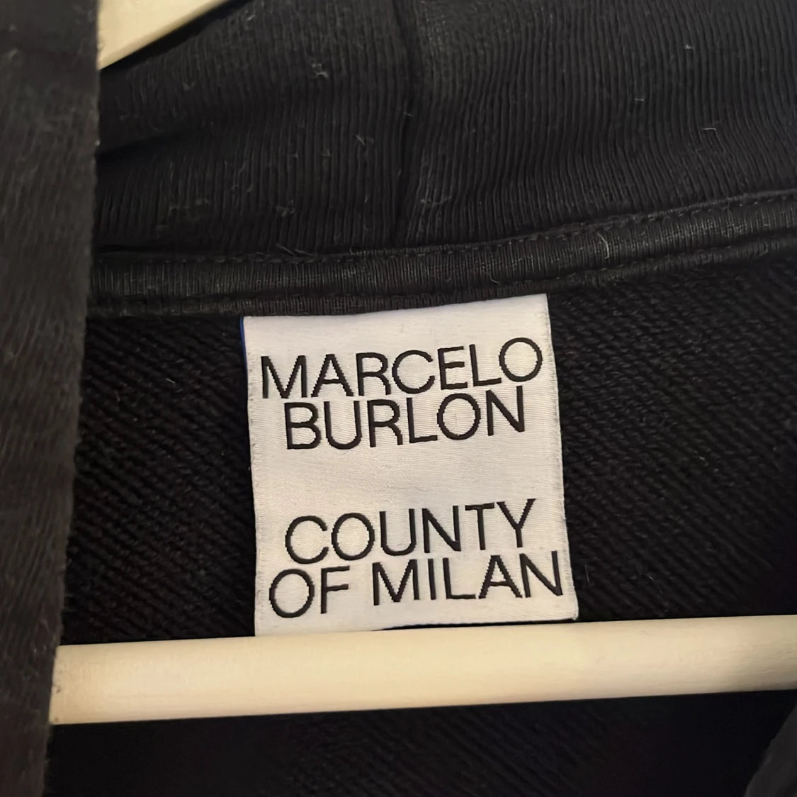 Svart hoodie med vingmönster från Marcelo Burlon - 92