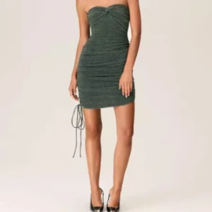 Glittrig adoore klänning - Supersnygg glittrig klänning från Adoore❣️ Justerbar längd vid sidan. Helt ny, säljer då den aldrig kommit till användning. Strl 38 men passar mig som vanligtvis har 36