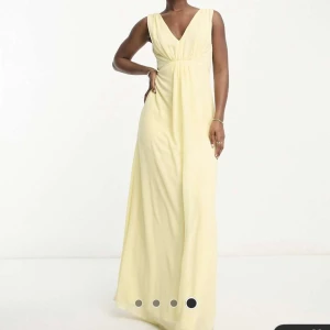 Balklänning  - Min balklänning som jag hade på min studentbal. Köpt på ASOS. Super härligt material, inte genomskinlig. Snörning i midjan och dragkedja på sidan. Klänningen är i strl 38 men är uppsydd i längden (jag är 163). 