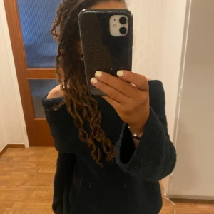 Grön stickad off shoulder tröja - Säljer denna tröja från H&M! Storlek XS men sitter lite större så sitter bra på mig som är S. Priset är diskuterbart💕💕