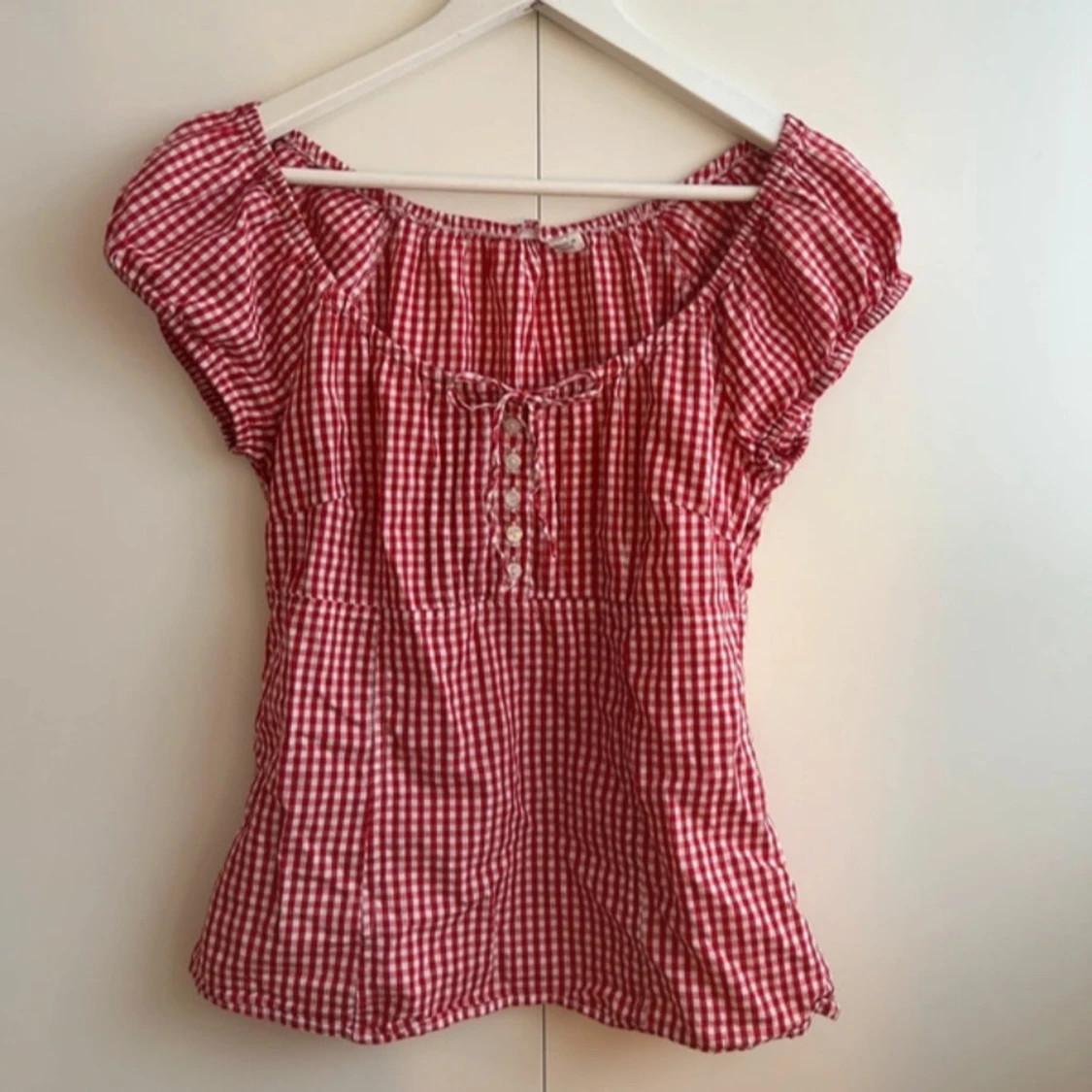 Röd- och vitrutig topp