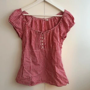 Röd- och vitrutig topp - Så söt röd och vit rutig blus! Fint skick bortsett från att dragkedjan i sidan bara går att dra ner halvvägs, men går ff att sätta på sig utan problem! ❣️ Står ej storlek men gissar strl S då den passar mig bra som har det :)