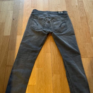 Grå jeans med slitningar - Snygga grå jeans med slitningar på framsidan och coola detaljer på bakfickorna. Dem är lite tajta för att vara i storlek 33. Så om du brukar använda 31/21 så skulle jag rekommendera . Storlek 33.