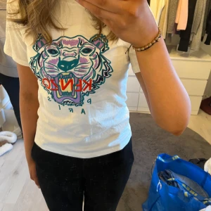 Kenzo tröja - Säljer Kenza T-shirt då den inte kommer till användning. Skriv vid frågor💕