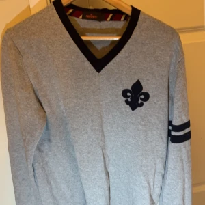 Morris tröja  - Säljer denna gråa tröja från Morris. Används ett fåtal gånger. Säljer då jag rensar lite av garderoben. Inga hål/defekter, kommer i fint skick! Storlek L men sitter också bra som M