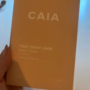 CAIA That Dewy Look Sheet Mask - Säljer ett paket med fem CAIA That Dewy Look Sheet Masks. Varje mask väger 21 g och är designad för att ge huden en återfuktad och strålande look. Perfekt för en snabb uppfräschning och extra glow.