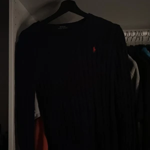 Ralf lauren stickad tröja riktigt bra skick.  - Säljer min Ralf lauren tröja i väldigt bra skick. Tröjan e mörkblå. V-ringad, och sitter ganska tajt. 