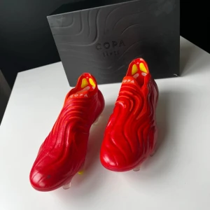  Adidas copa sense + - För ett par skor i denna kvalitet så tycker jag detta är ett kap! Strl: 42,5 skick 9/10.      Kontakta oss för mer bilder!