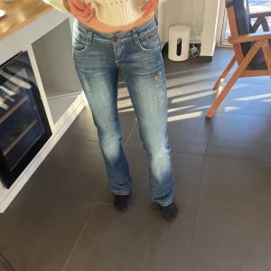 Lågmidjade jeans - Skit snygga lågmidjade jeans från vero moda. Storlek 36 längd 34. Passar mig i längden som är cirka 176 cm lång. I mycket bra skick.