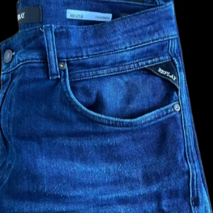 Replay Jeans - Tja! Säljer nu ett par riktigt snygga Slim Fit Replay Jeans i storlek W31 L34. Knappt använda. Köpta för 1,300. Hör gärna av er vid frågor eller funderingar!