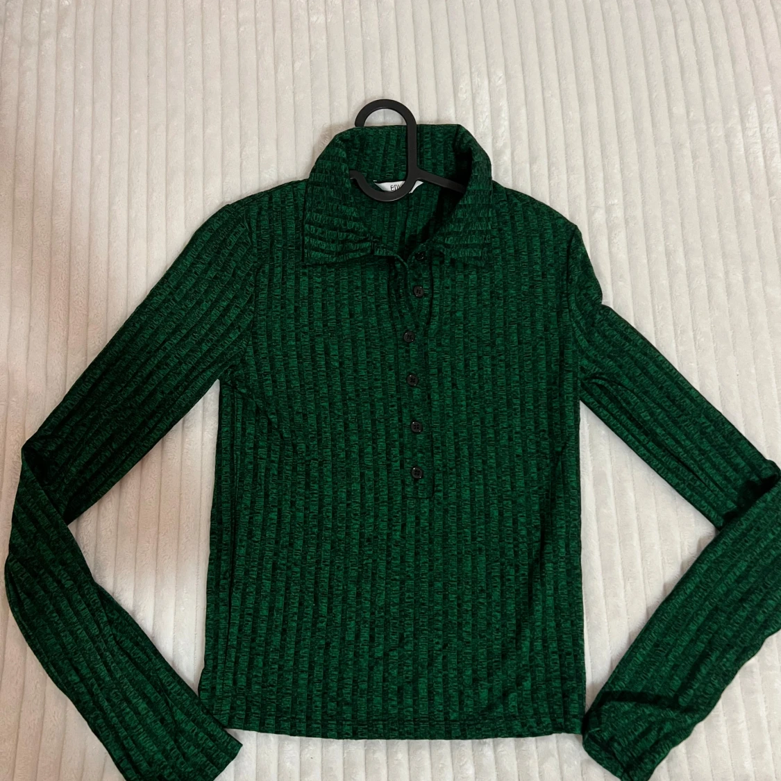 Grön ribbad tröja från Envii